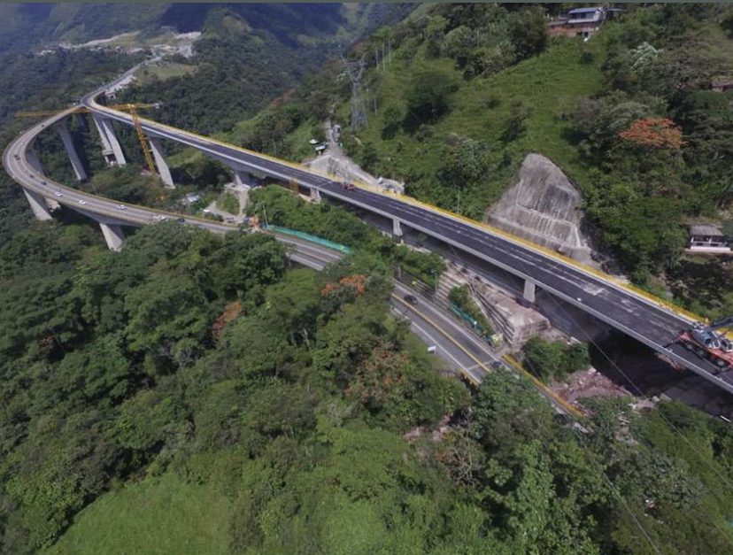 Presidente Duque pone en funcionamiento 10 km de la vía Bogotá -  Villavicencio