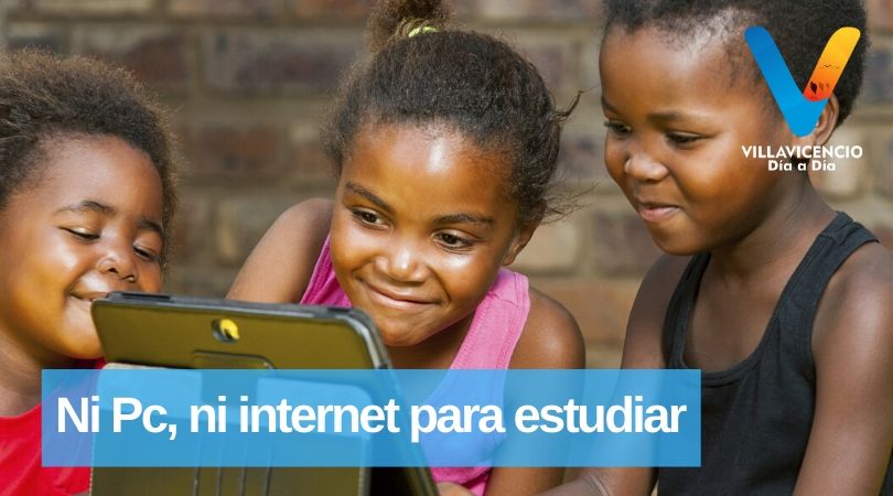11+ Estudiantes Felices En Clases Virtuales Background